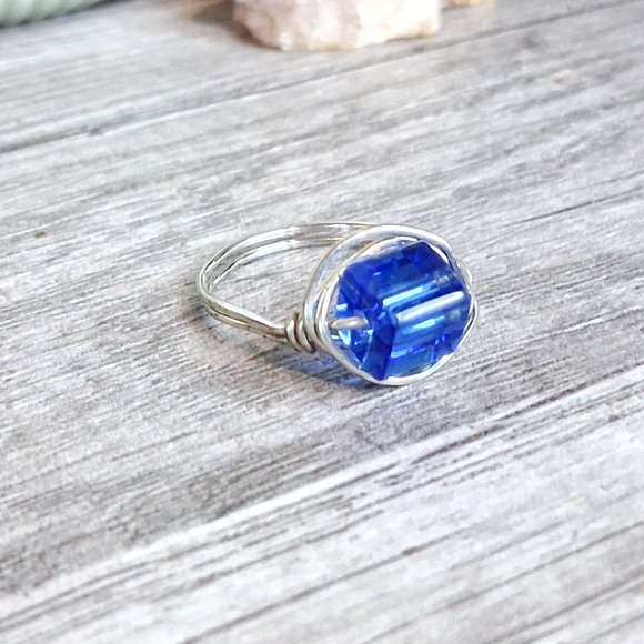 Stunning Silver and Blue Wire Wrapped Ring - Picture 2 of 2
